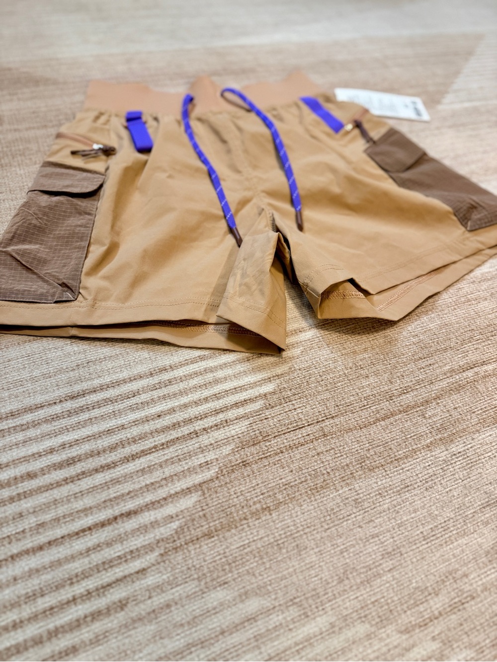Lululemon | High Rise Cargo Shorts | Multi-Pocket | Tan/Purple | Size 6 | NWT - Picture 3 of 12